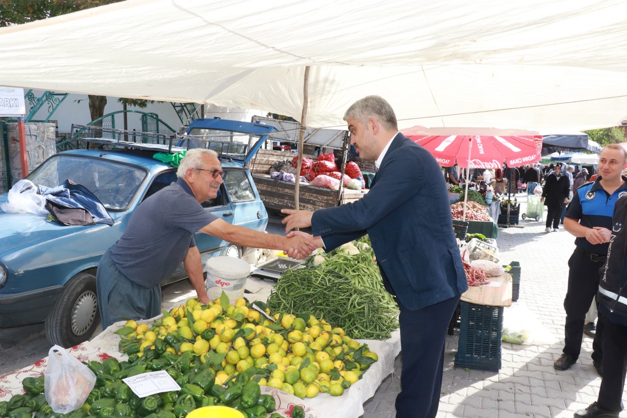 BAŞKAN ALİ AVAN PAZARCI ESNAF VE VATANDAŞLARLA BİR ARAYA GELDİ