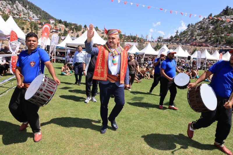 POZANTILI BELEDİYE BAŞKANI ALİ AVAN, KIZILDAĞ KARAKUCAK GÜREŞLERİ'NİN AĞASI SEÇİLDİ