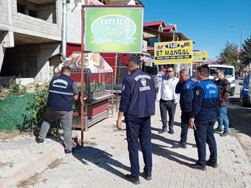 Tabela Kaldırma Çalışmalarını Büyükşehir Zabıtası Yapıyor